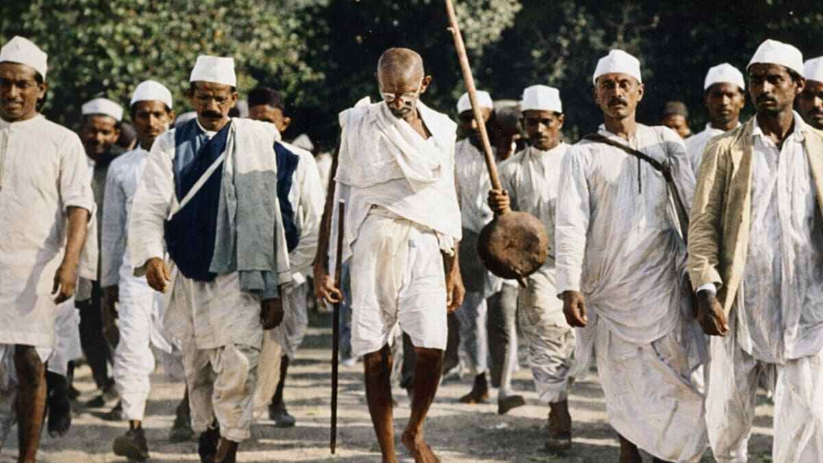 Mahatma Gandhi Kimdir? Hayatı ve Felsefesi